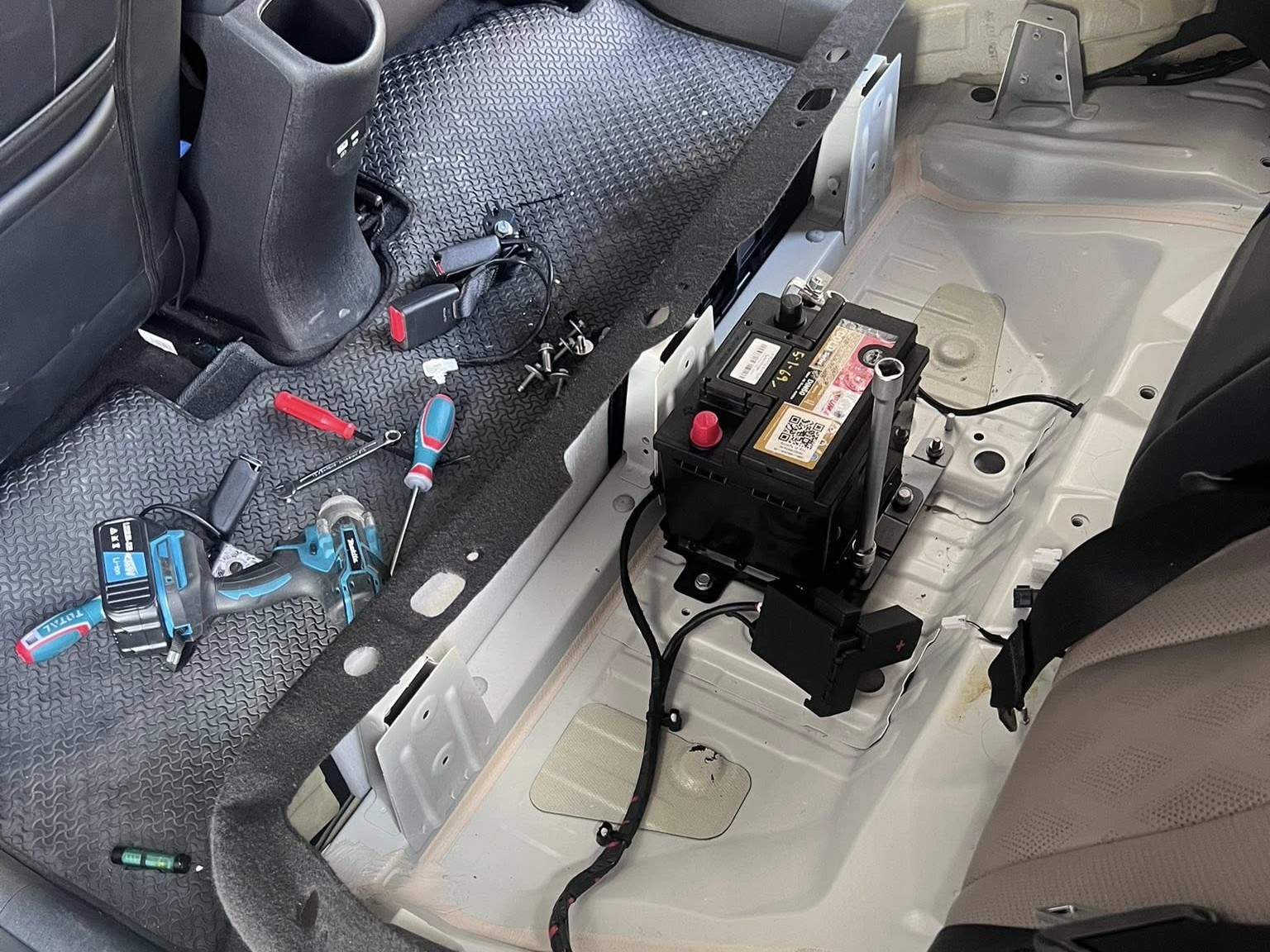 เปลี่ยนแบตเตอรี่ 12V รถไฟฟ้า (12V Battery)